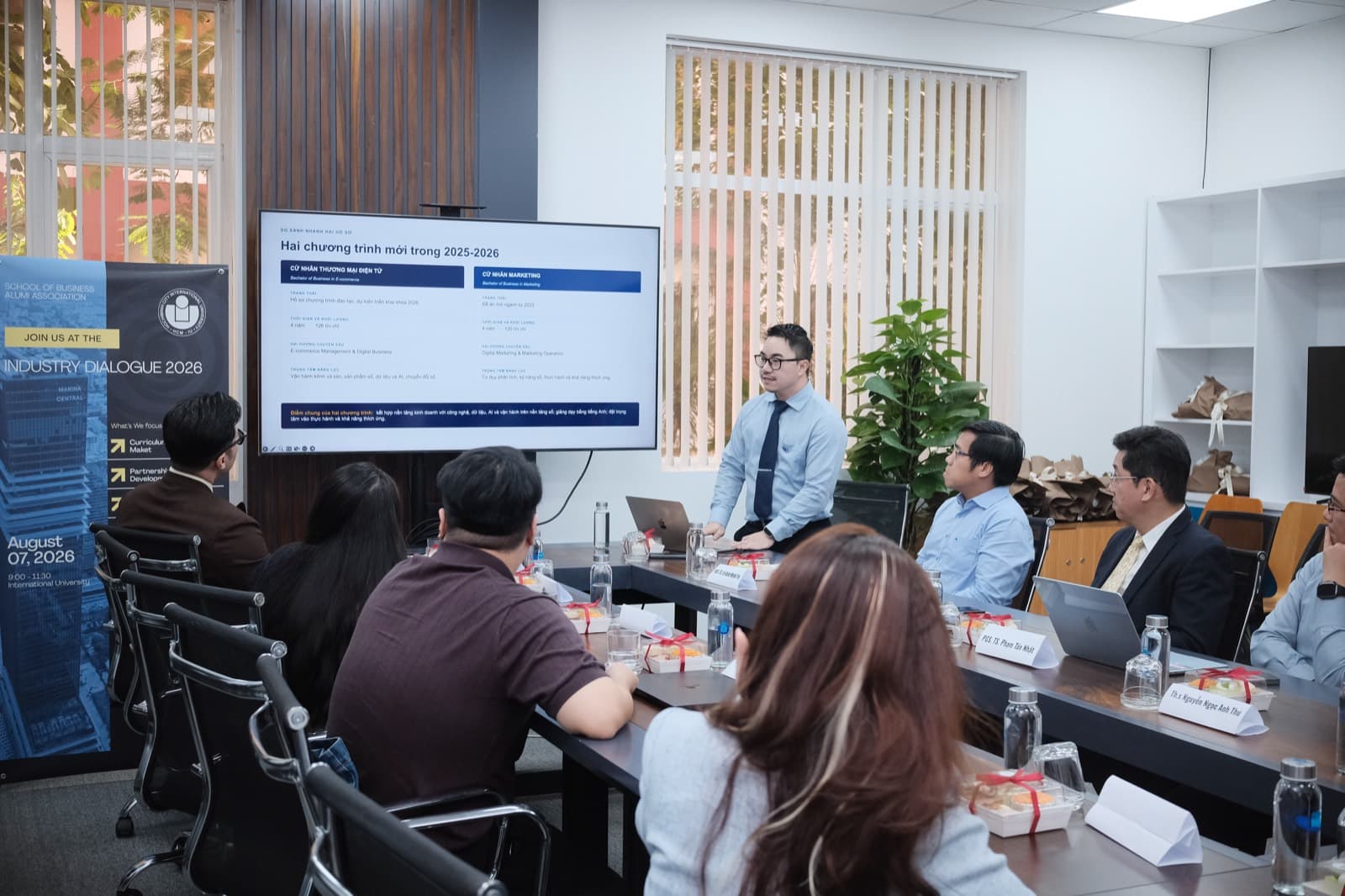 ThS. Hưng T. Nguyễn, đại diện Ban Liên lạc Cựu sinh viên, điều phối chương trình.