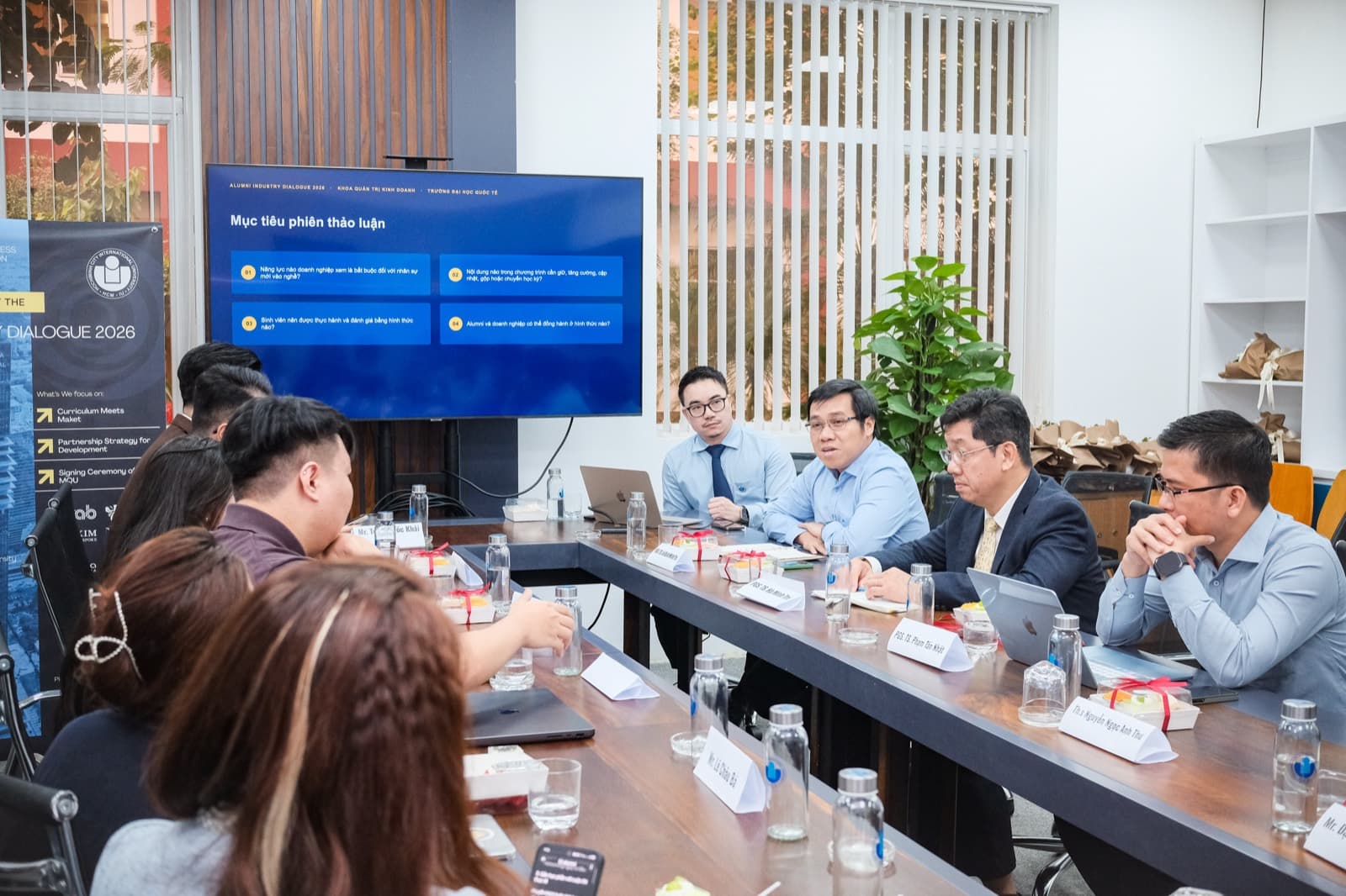 PGS.TS. Lê Đình Minh Trí, đại diện Khoa Quản trị Kinh doanh, giới thiệu các điểm mới trong chương trình đào tạo.