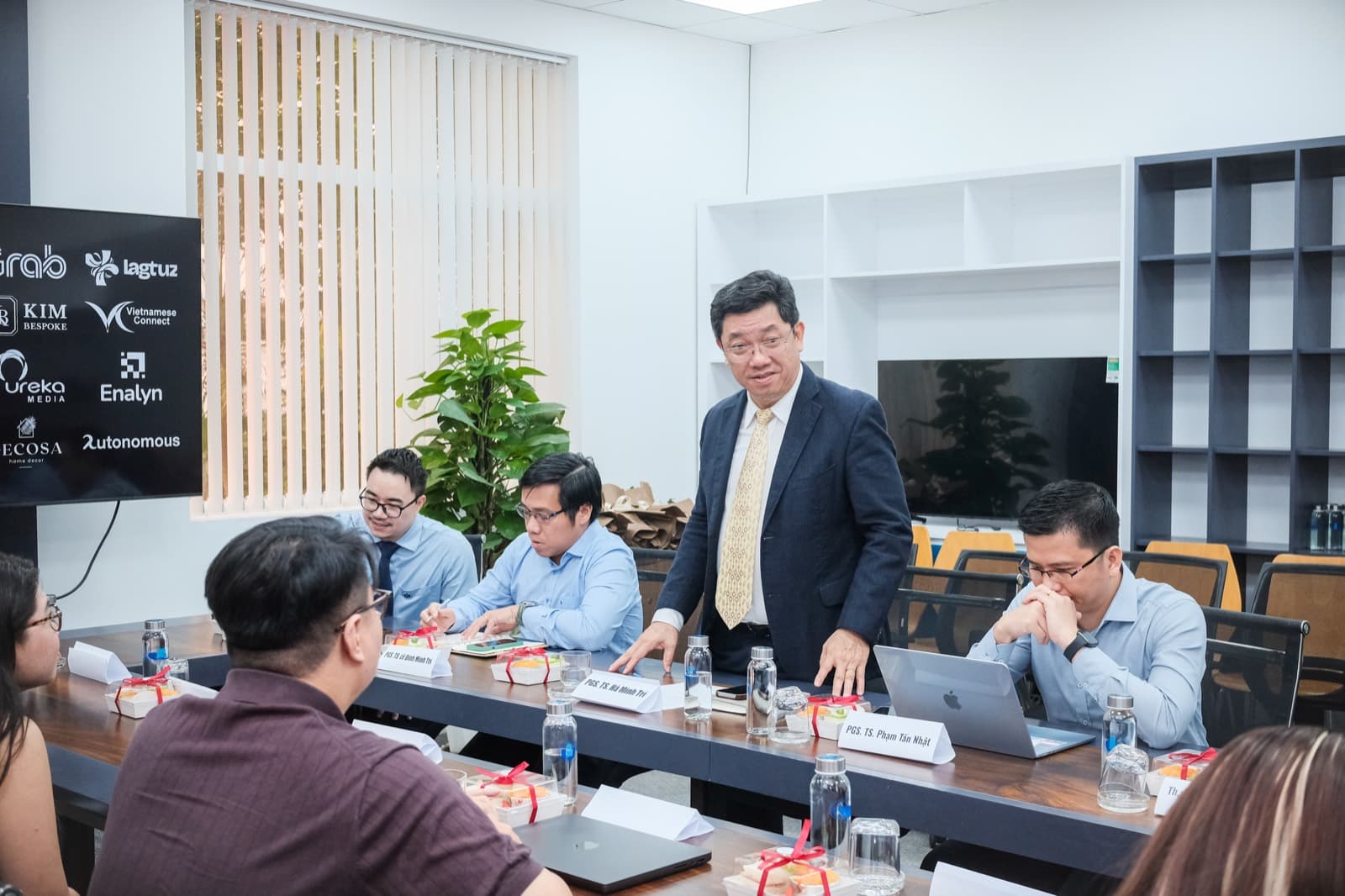 PGS.TS. Hà Minh Trí phát biểu tri ân các cựu sinh viên tham dự sự kiện.