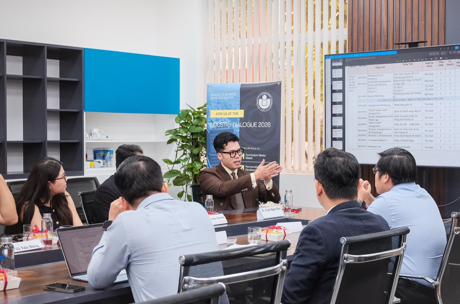 Anh Trịnh Quốc Khải trao đổi tại phiên thảo luận mở.