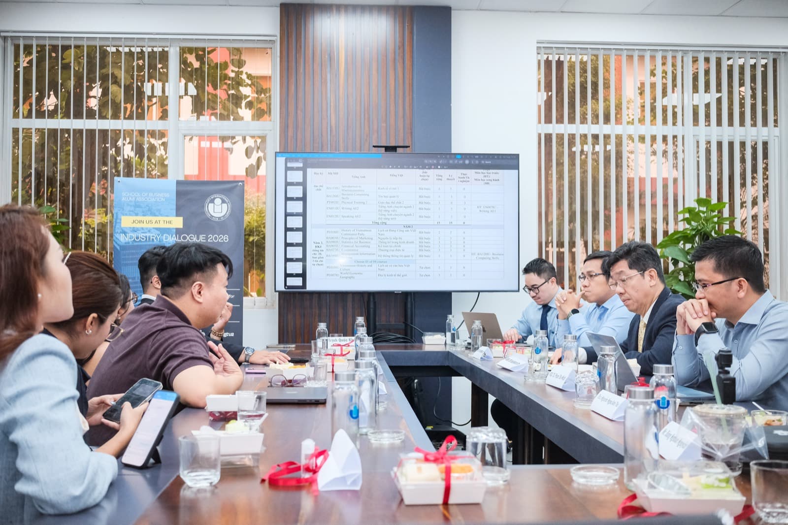 Toàn cảnh phiên đối thoại Alumni Industry Dialogue 2026 tại Trường Đại học Quốc tế, ĐHQG-HCM.