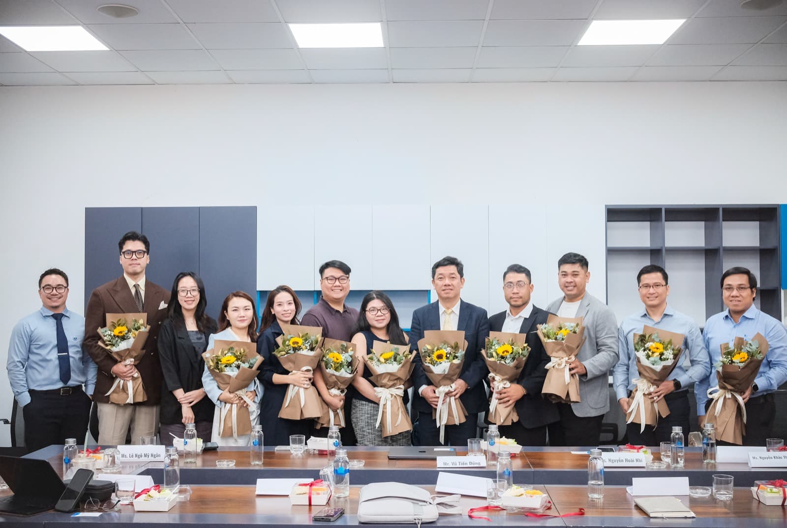 Đại biểu và giảng viên Khoa Quản trị Kinh doanh chụp ảnh lưu niệm.