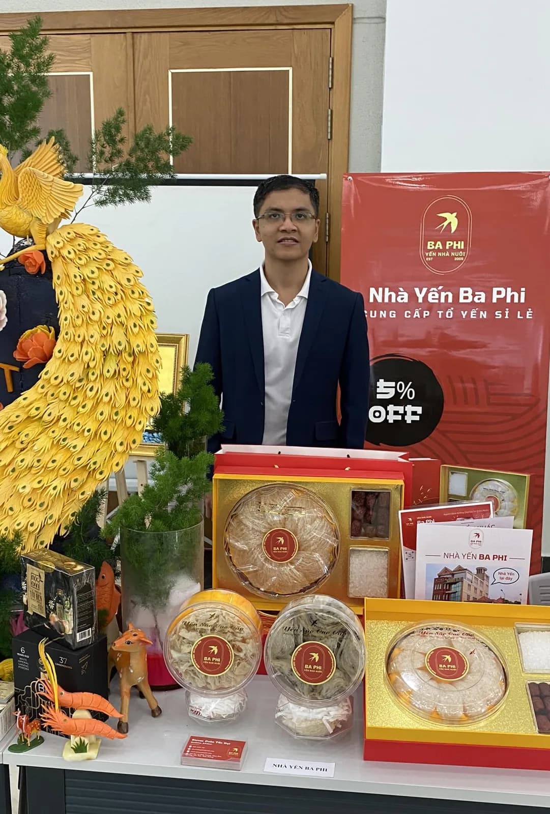 Anh Đoàn Tấn Đạt bên quầy trưng bày tổ yến và hộp quà