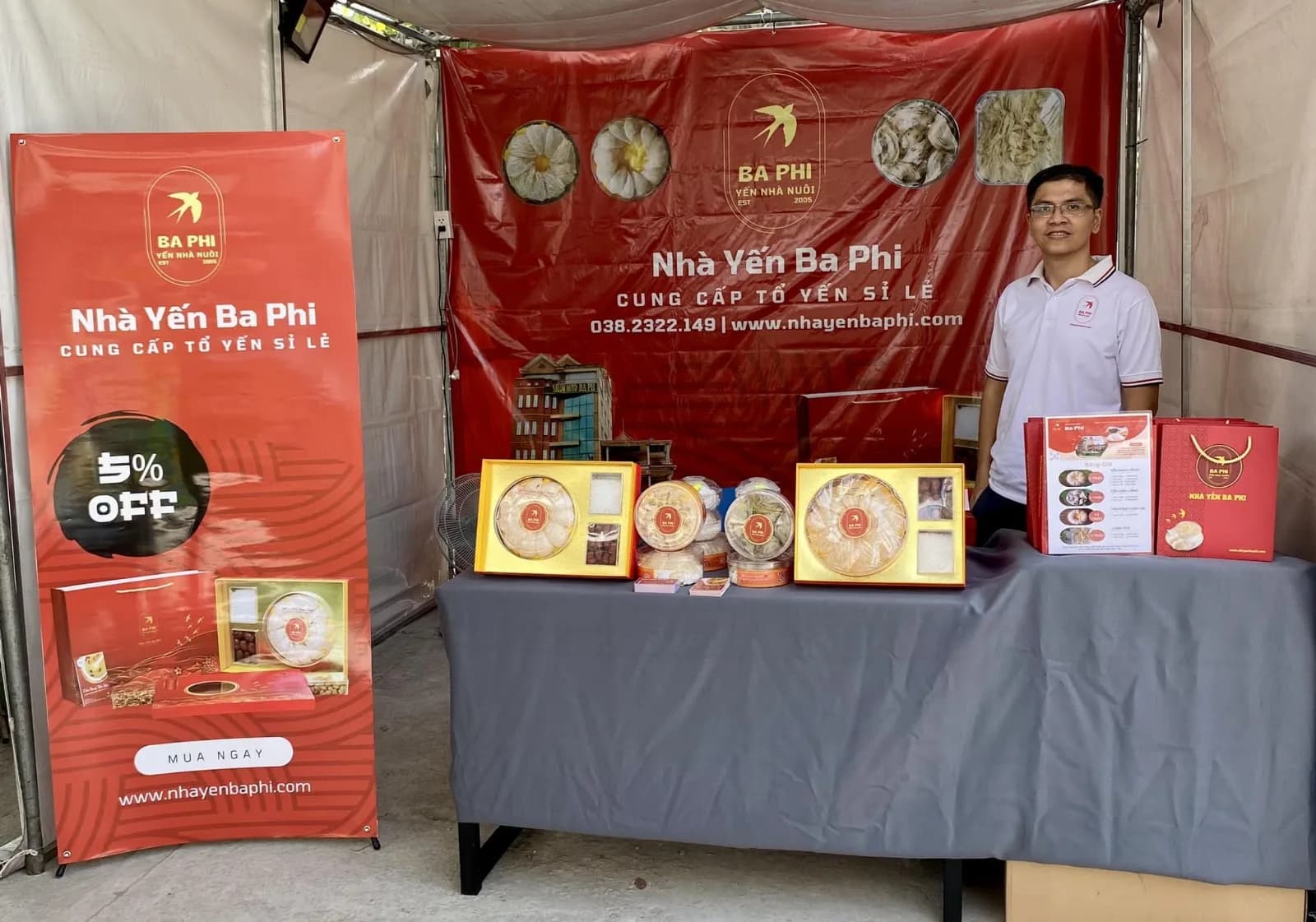 Anh Đoàn Tấn Đạt đứng tại gian trưng bày sản phẩm Nhà Yến Ba Phi