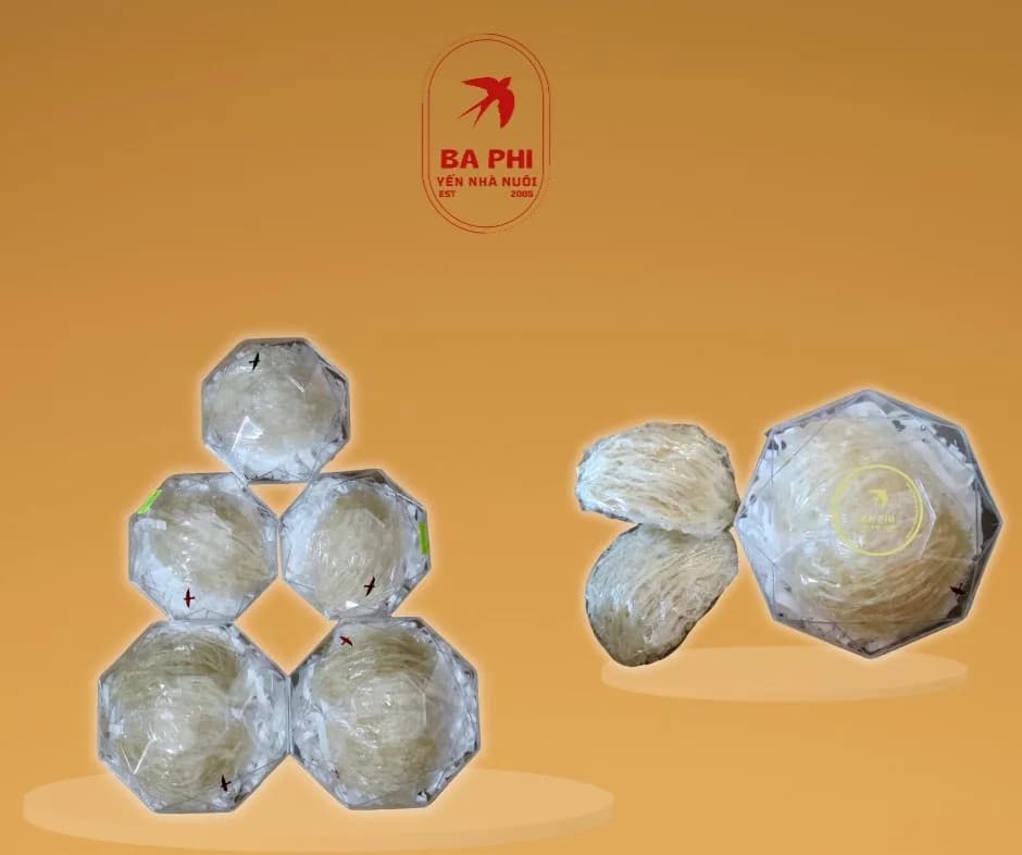 Tổ yến sạch lông xếp trong khay nhựa trong
