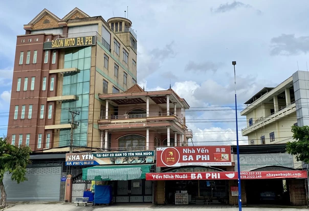 Mặt tiền trụ sở Nhà Yến Ba Phi với bảng hiệu đỏ trên Đại lộ Bình Dương