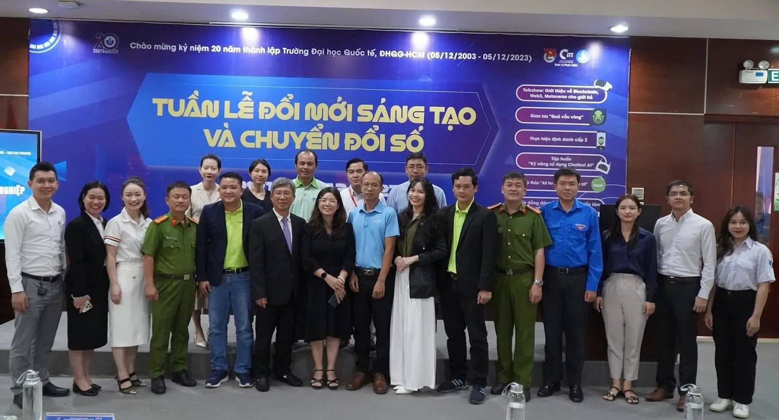 Khách mời và doanh nghiệp chụp ảnh chung tại Tuần lễ Đổi mới sáng tạo và Chuyển đổi số của Trường Đại học Quốc tế