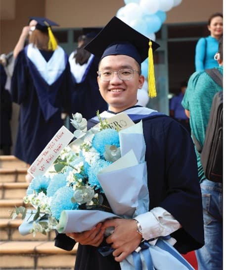 Cựu sinh viên IU trong ngày tốt nghiệp