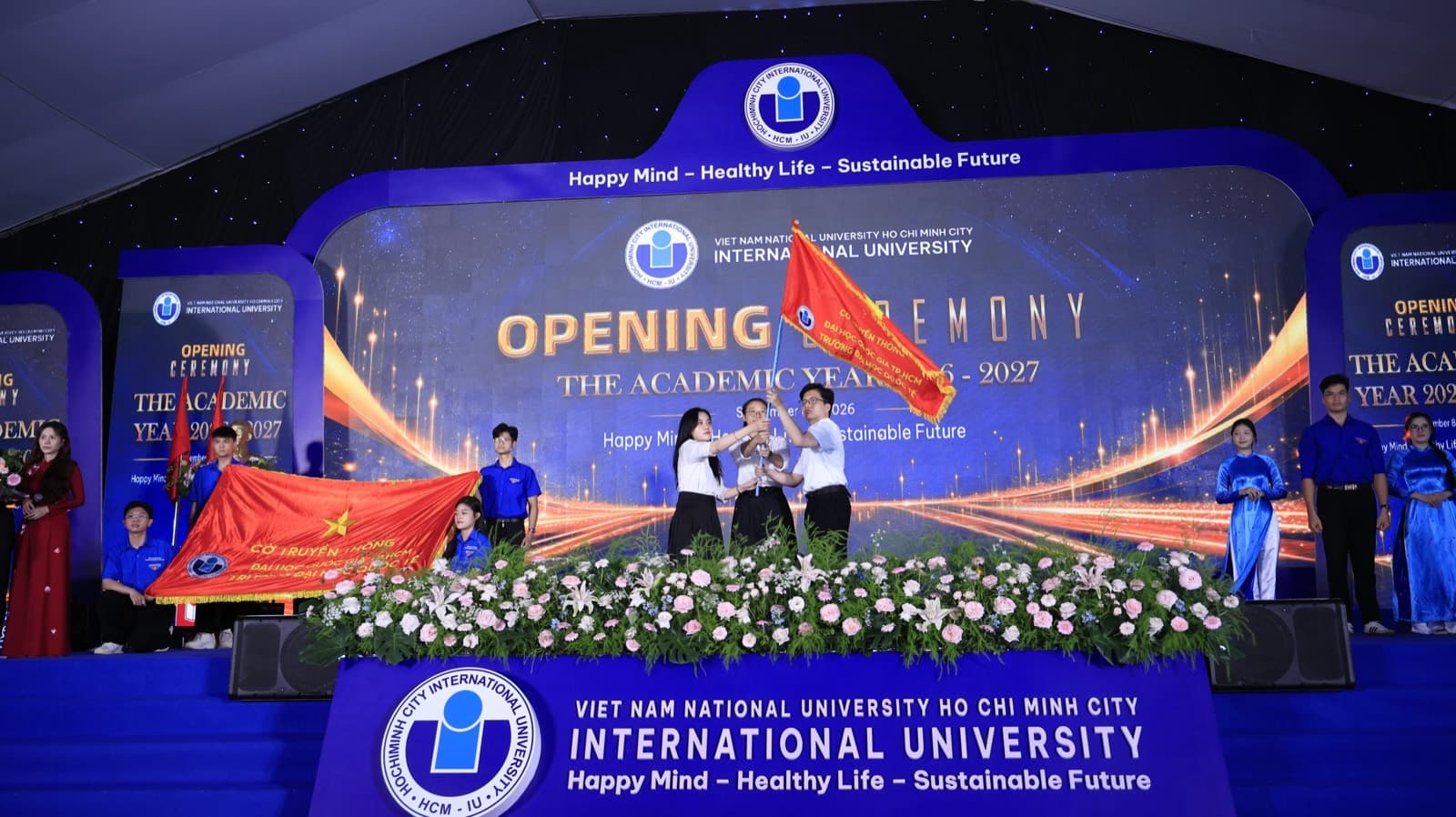 Nghi thức trao cờ từ thủ khoa tốt nghiệp năm 2025 đến thủ khoa tuyển sinh năm 2026