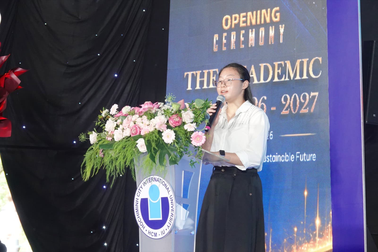 Tân sinh viên Dương Kim Trân phát biểu đại diện hơn 1.800 tân sinh viên khóa 2026