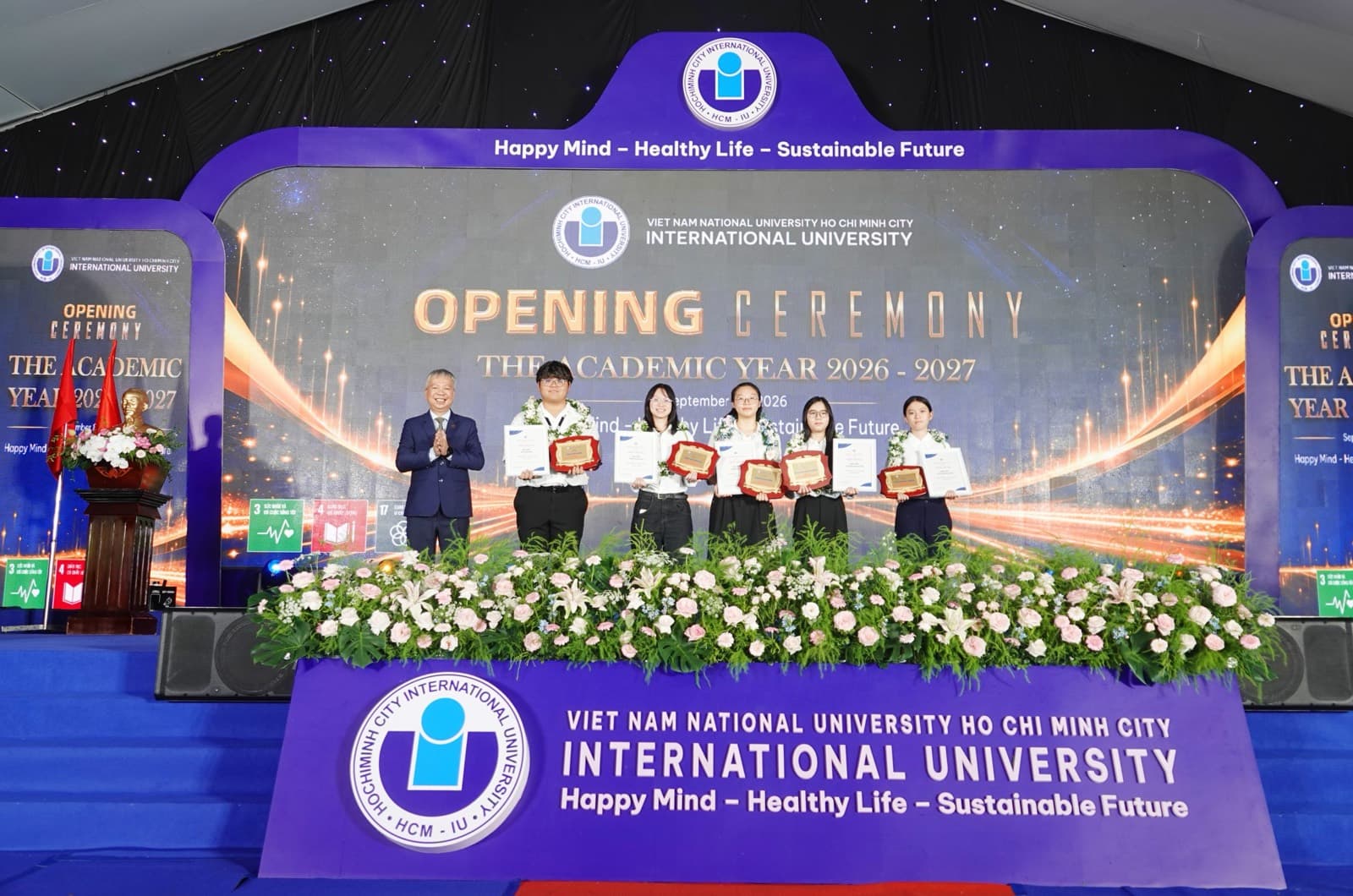 Trao học bổng cho các tân thủ khoa và á khoa tuyển sinh năm 2026 trên sân khấu lễ khai giảng