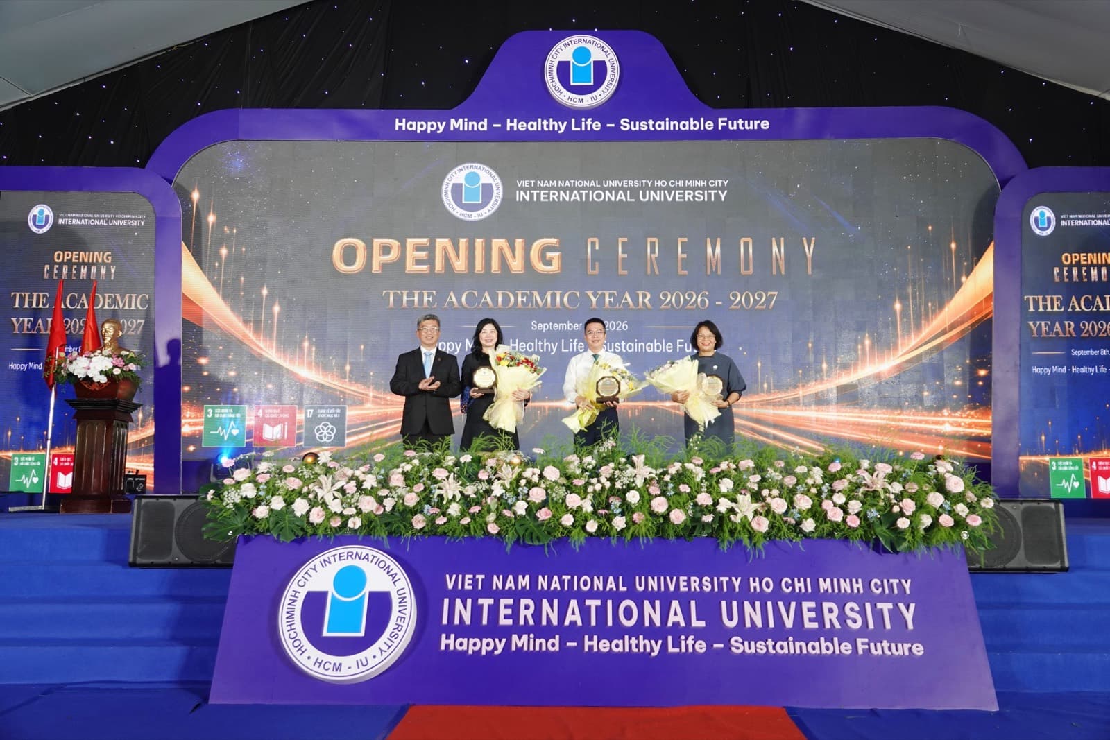 Lãnh đạo Trường Đại học Quốc tế tặng hoa và kỷ niệm chương tri ân các mạnh thường quân