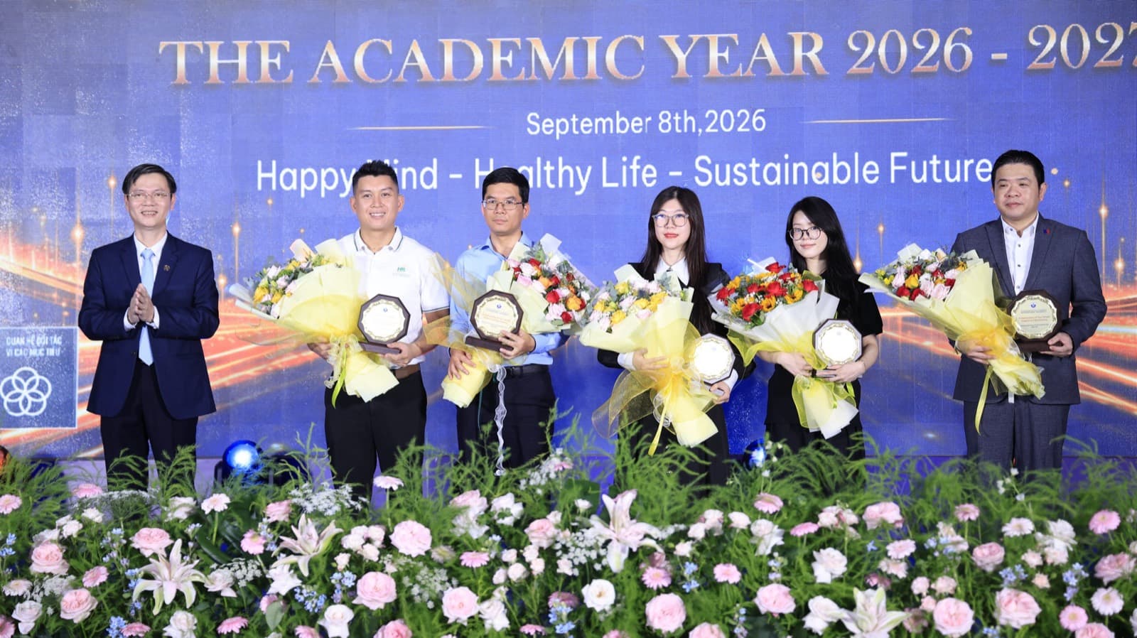 Các mạnh thường quân nhận hoa và kỷ niệm chương tri ân tại lễ khai giảng Trường Đại học Quốc tế