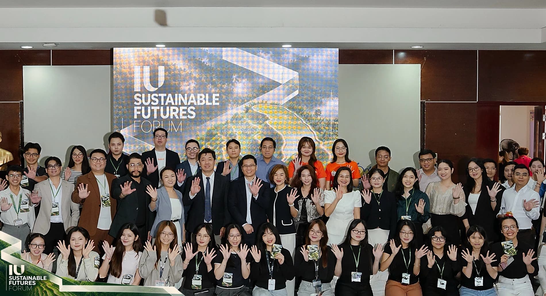 Diễn giả, khách mời, ban tổ chức và cộng tác viên chụp ảnh chung trước backdrop IU Sustainable Futures Forum
