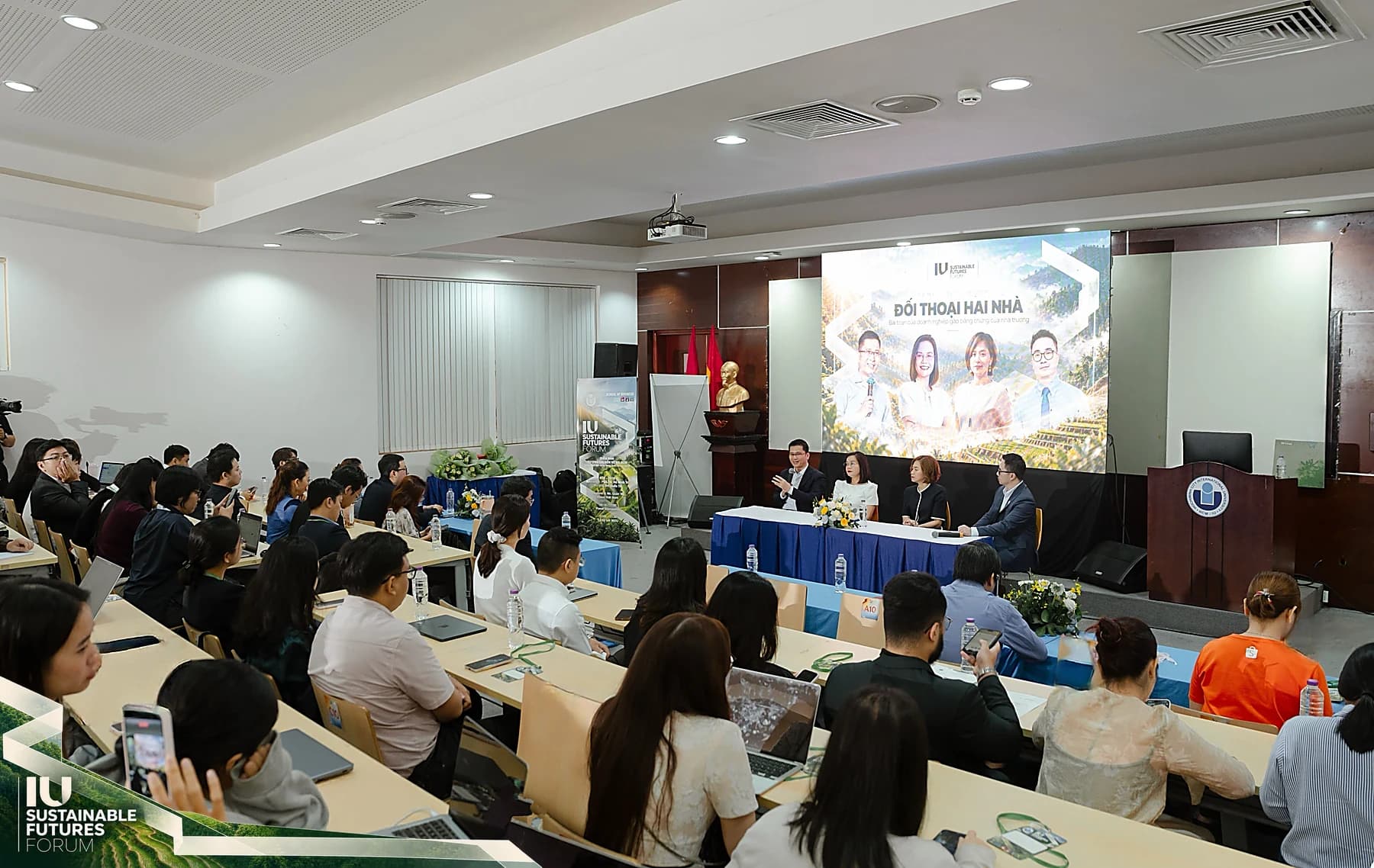 Phiên Đối thoại hai nhà nhìn từ cuối hội trường