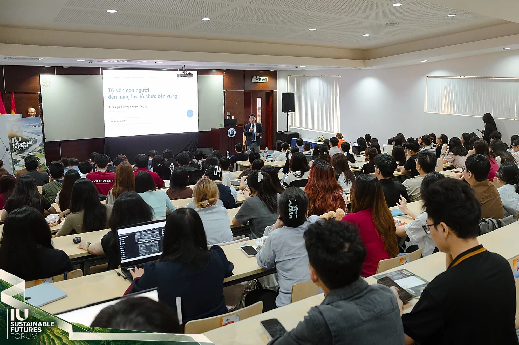 Toàn cảnh Hội trường A2.104 kín chỗ, khán giả hướng về màn chiếu bài keynote mở màn