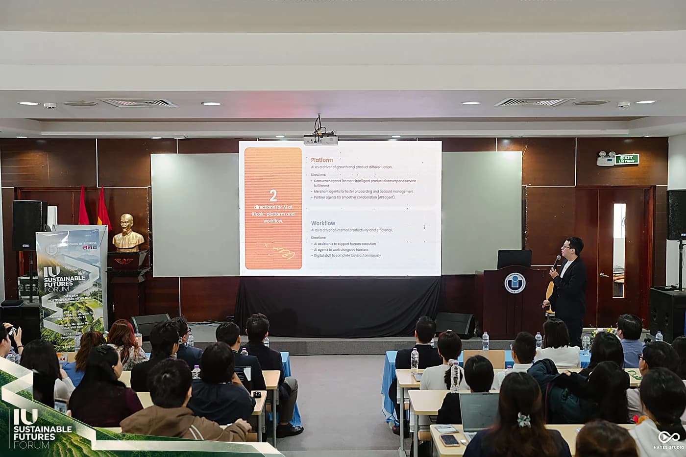 Màn chiếu slide hai hướng AI trong doanh nghiệp là Platform và Workflow