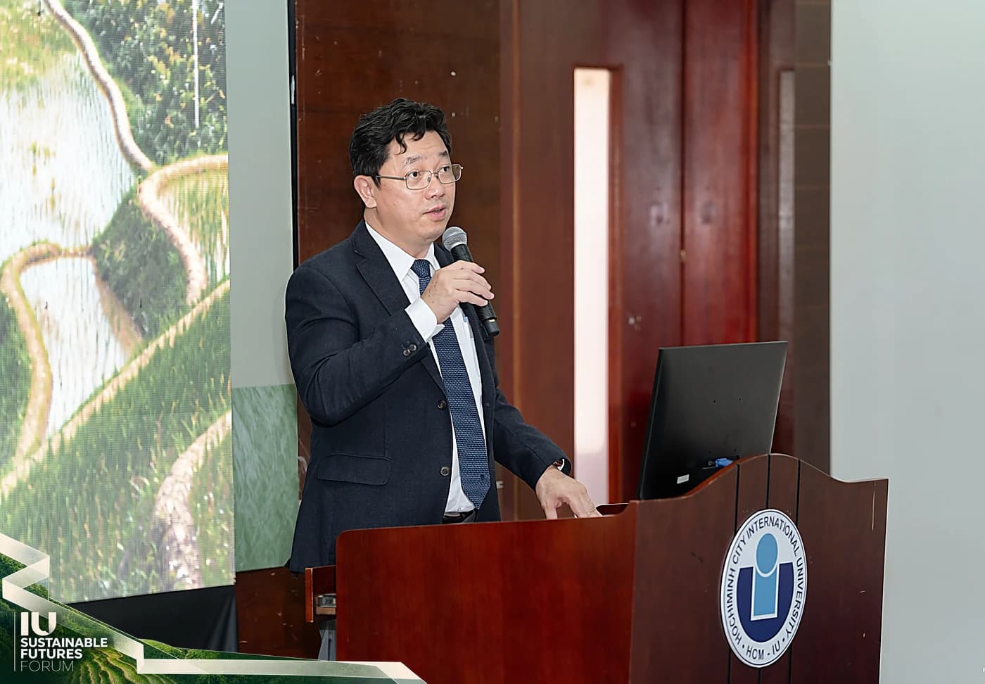 PGS. TS. Hà Minh Trí phát biểu tại bục diễn giả