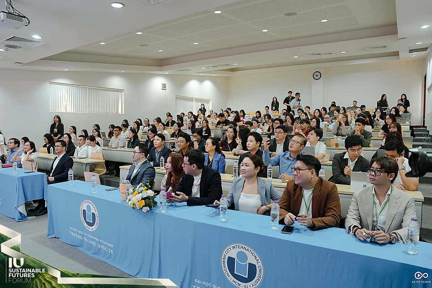 Khách mời doanh nghiệp ngồi hàng đầu, phía sau là giảng viên và sinh viên