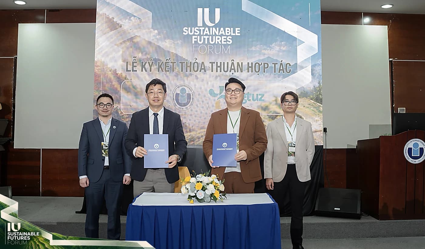 Đại diện Khoa Quản trị Kinh doanh và Lagtuz trao thỏa thuận hợp tác