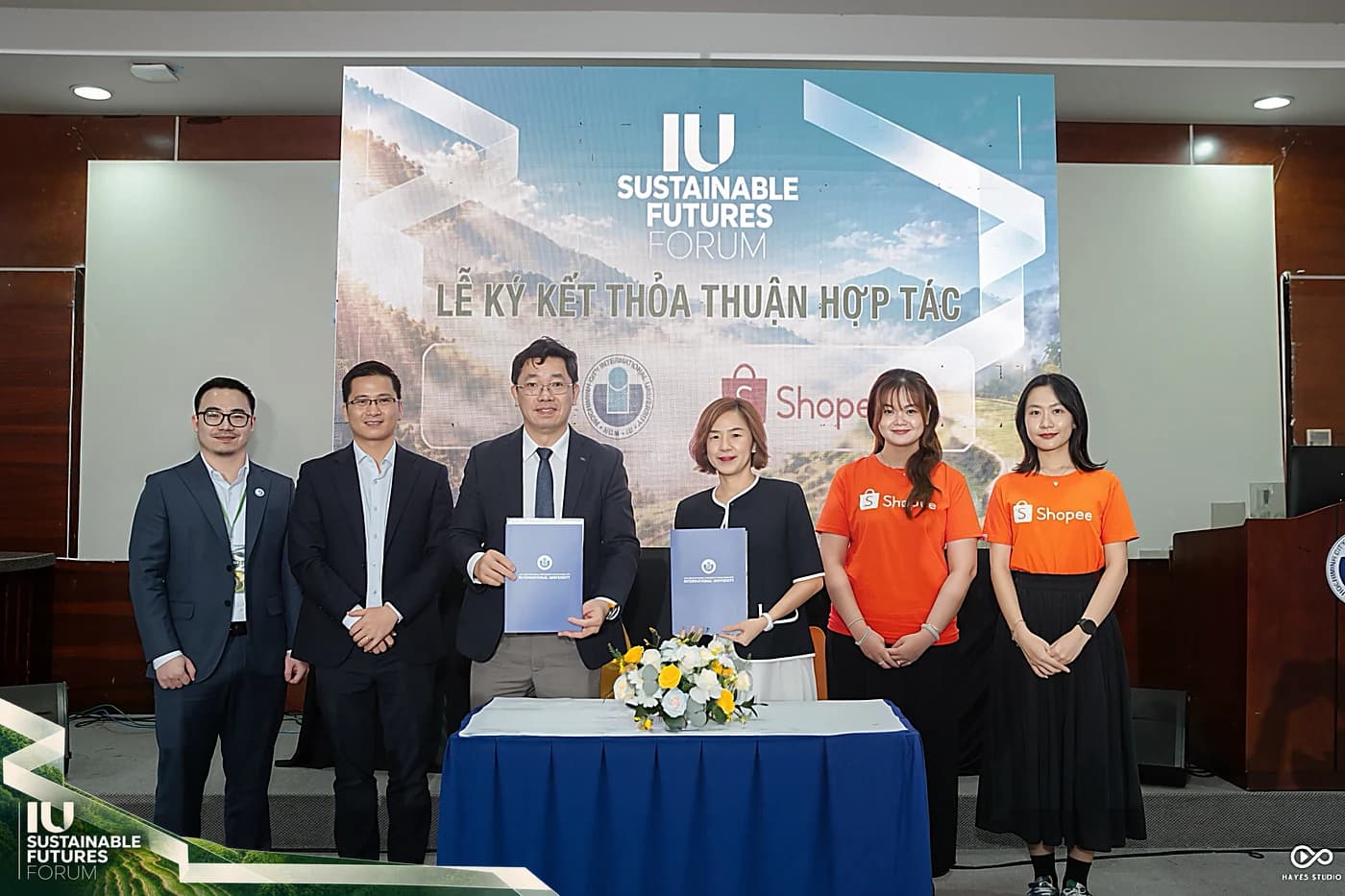 Đại diện Khoa Quản trị Kinh doanh và Shopee trao thỏa thuận hợp tác