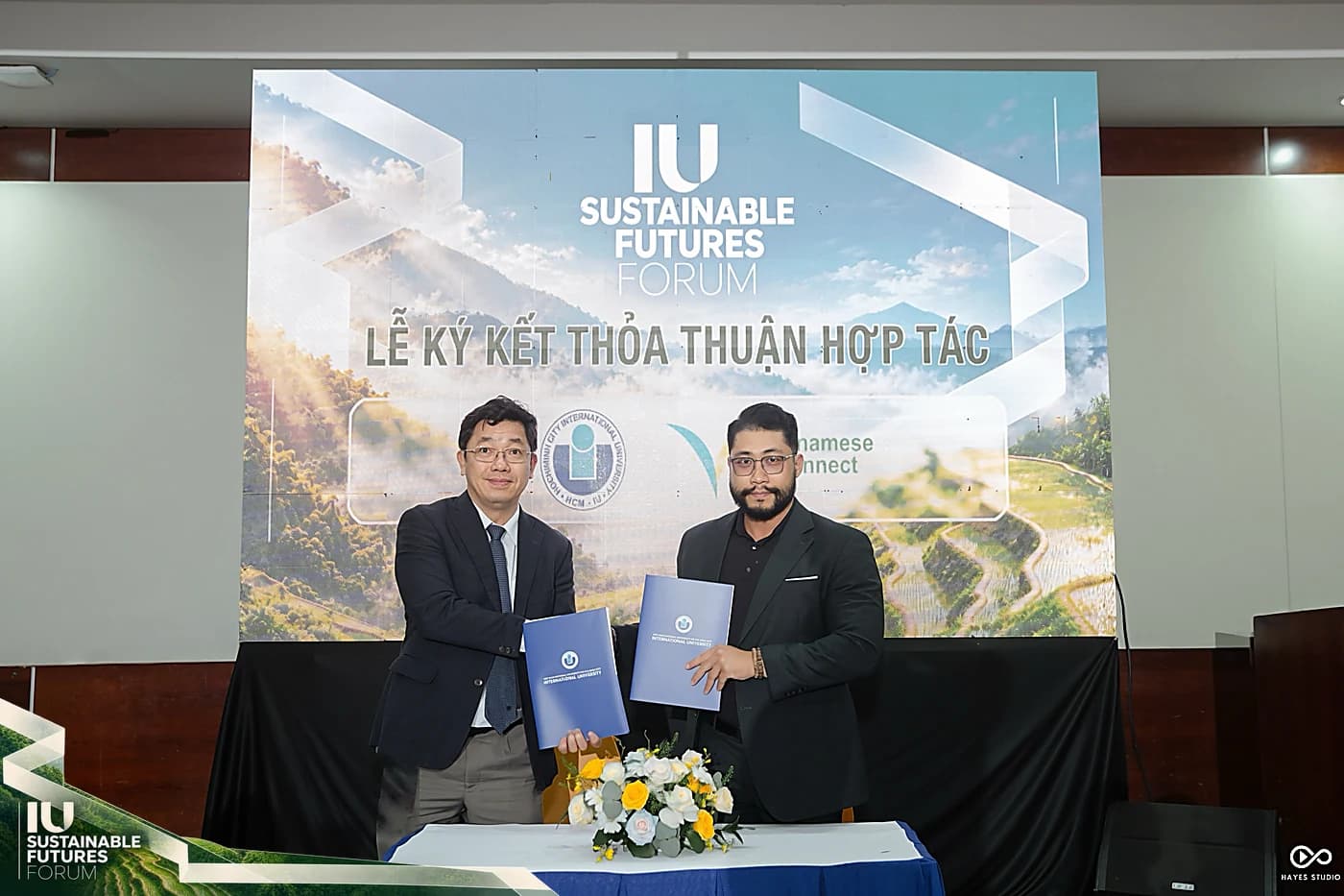 Đại diện Khoa Quản trị Kinh doanh và Vietnamese Connect trao thỏa thuận hợp tác