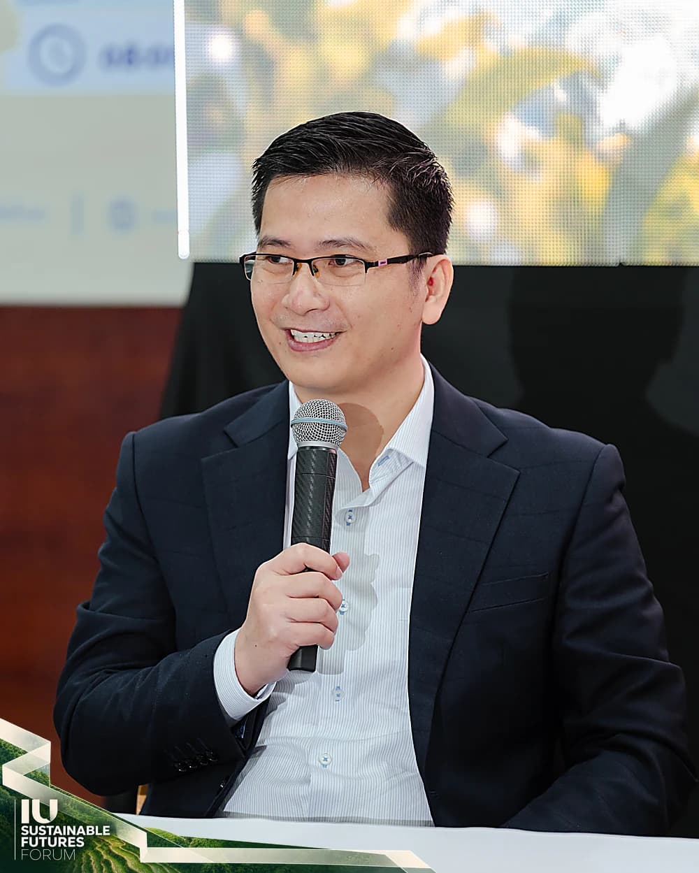 PGS. TS. Phạm Tấn Nhật cầm micro trong phiên đối thoại