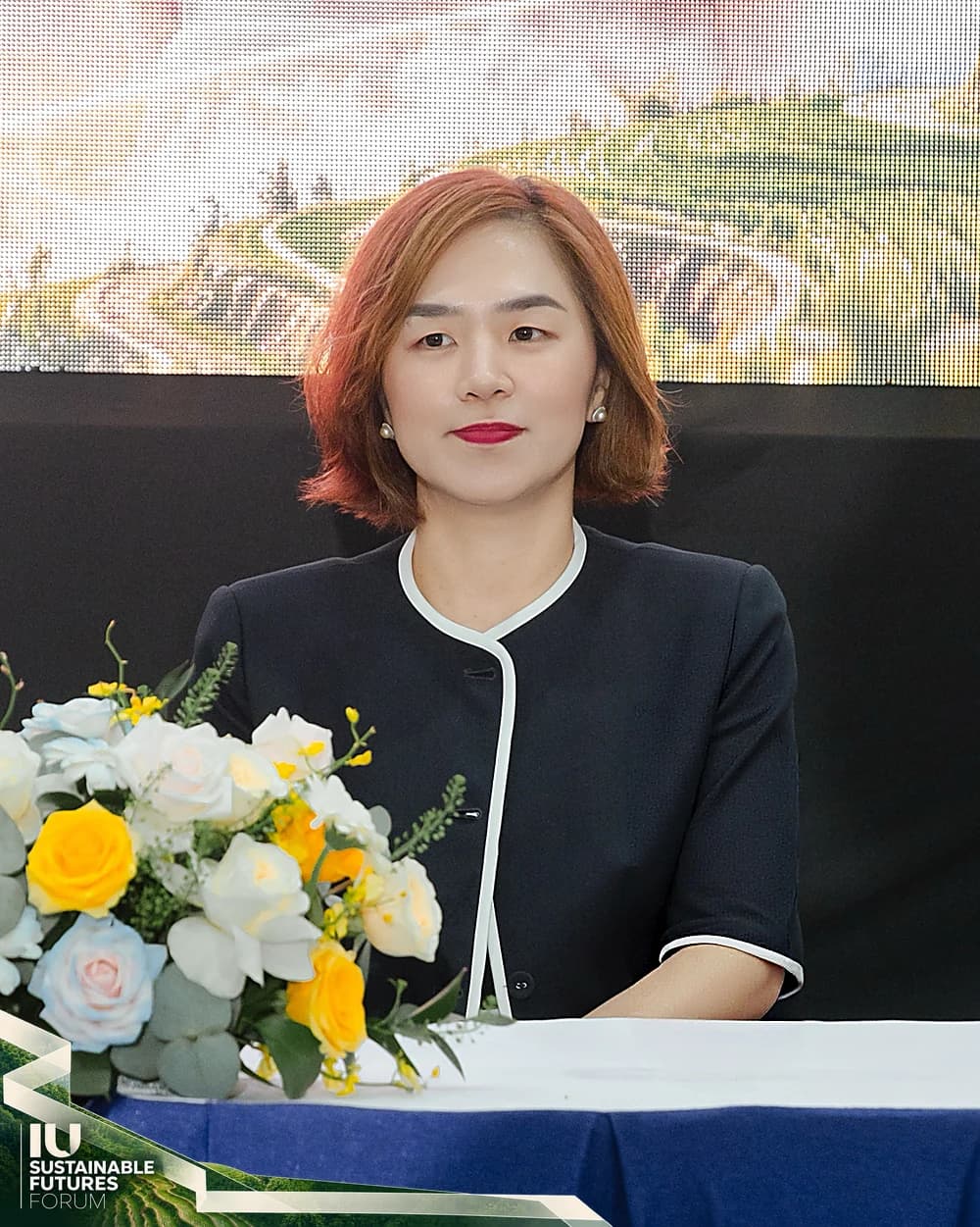 Chị Tracey Đỗ ngồi tại bàn diễn giả phiên đối thoại