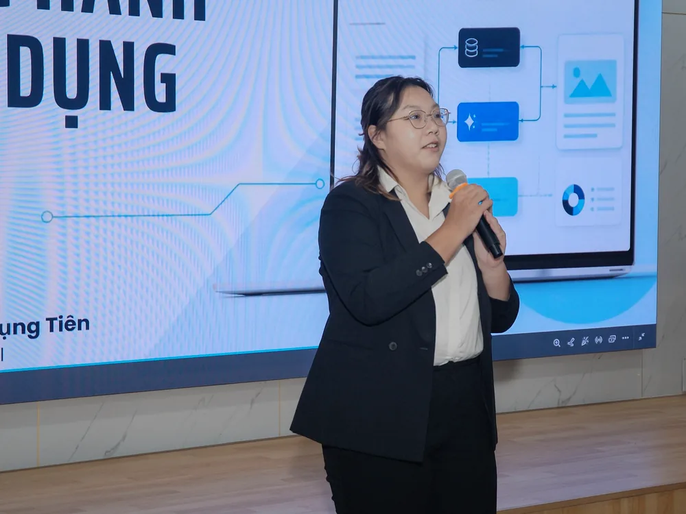 Bạn Dương Phụng Tiên hướng dẫn phần thực hành với Gemini trước hội trường
