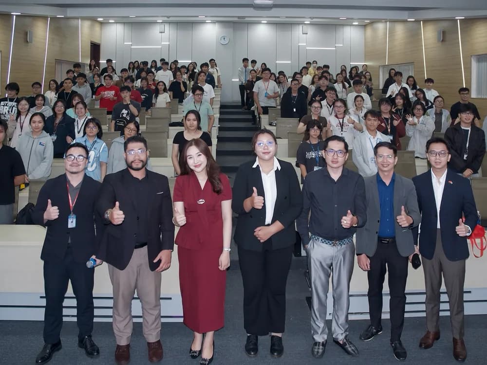 Các diễn giả và sinh viên chụp hình lưu niệm cuối chương trình