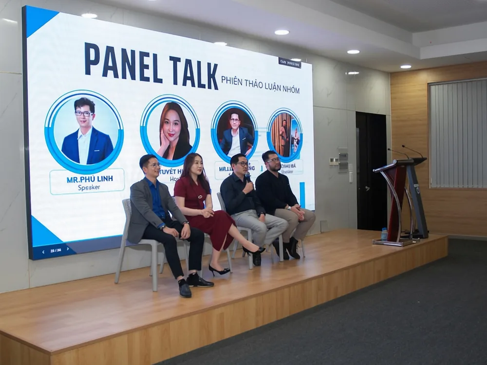 Bốn diễn giả ngồi trên sân khấu trong phiên panel talk