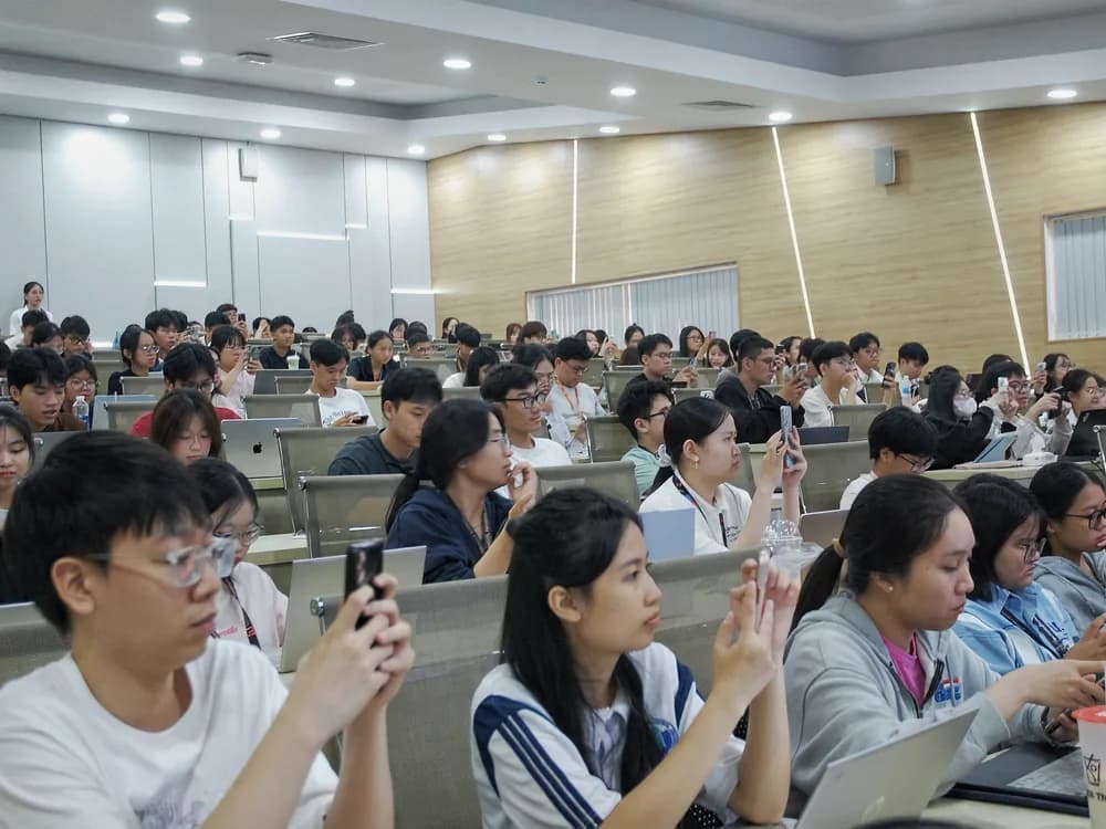 Sinh viên trong hội trường cùng giơ điện thoại lên trong phần thực hành