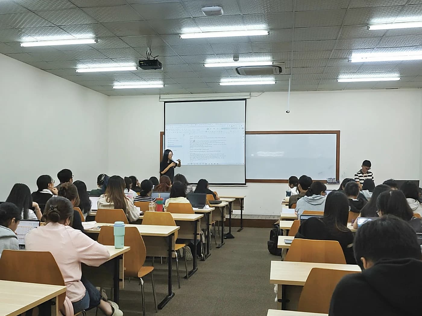 Cả lớp theo dõi phần demo bài làm trên màn chiếu