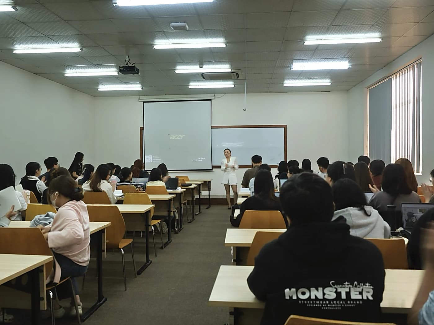 Toàn cảnh lớp học nhìn từ cuối phòng trong phần chia sẻ case study