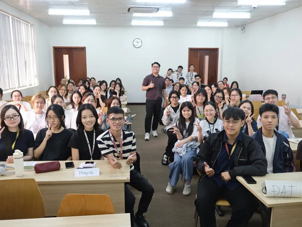 Anh Dũng Vũ và toàn bộ lớp BA275IU chụp hình lưu niệm cuối buổi
