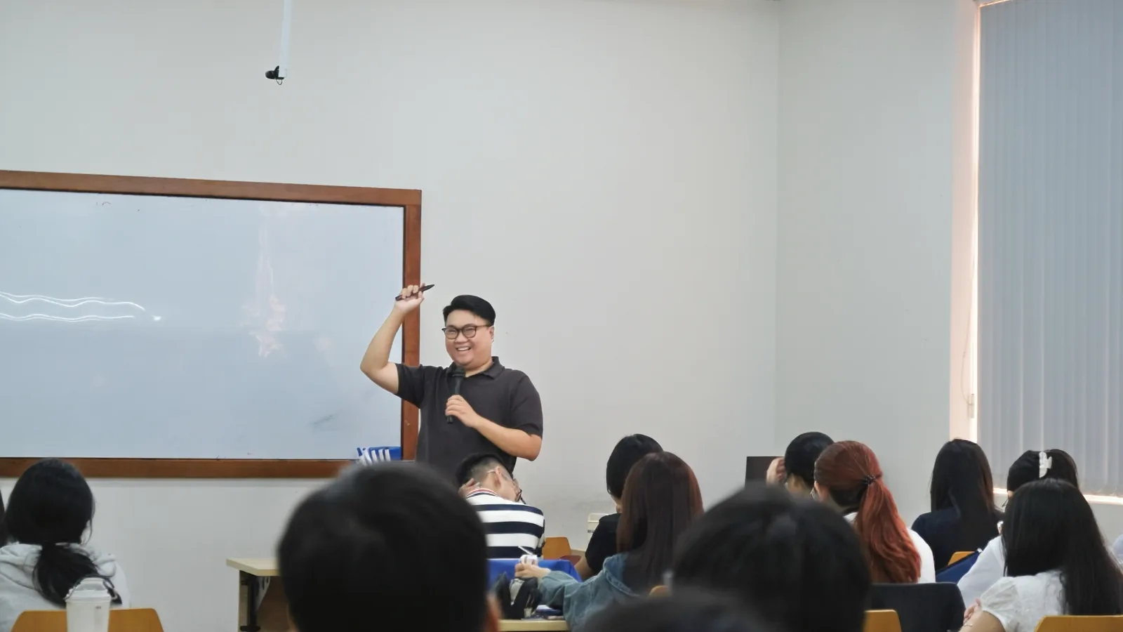 Anh Dũng Vũ vừa nói vừa chỉ lên bảng trong lớp BA275IU