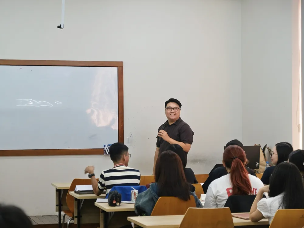 Anh Dũng Vũ cầm micro chia sẻ trước lớp học