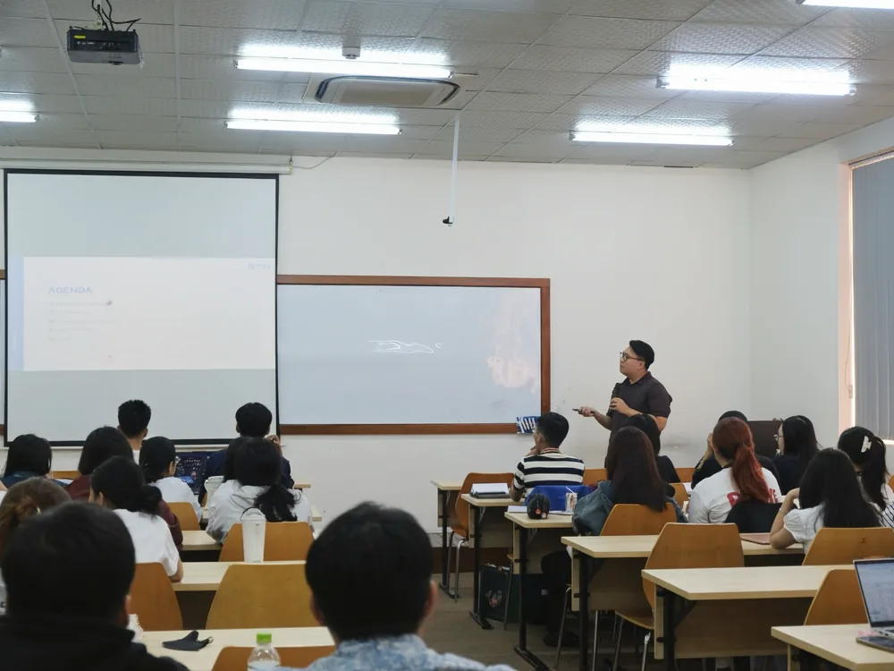 Sinh viên theo dõi phần trình bày trong lớp học