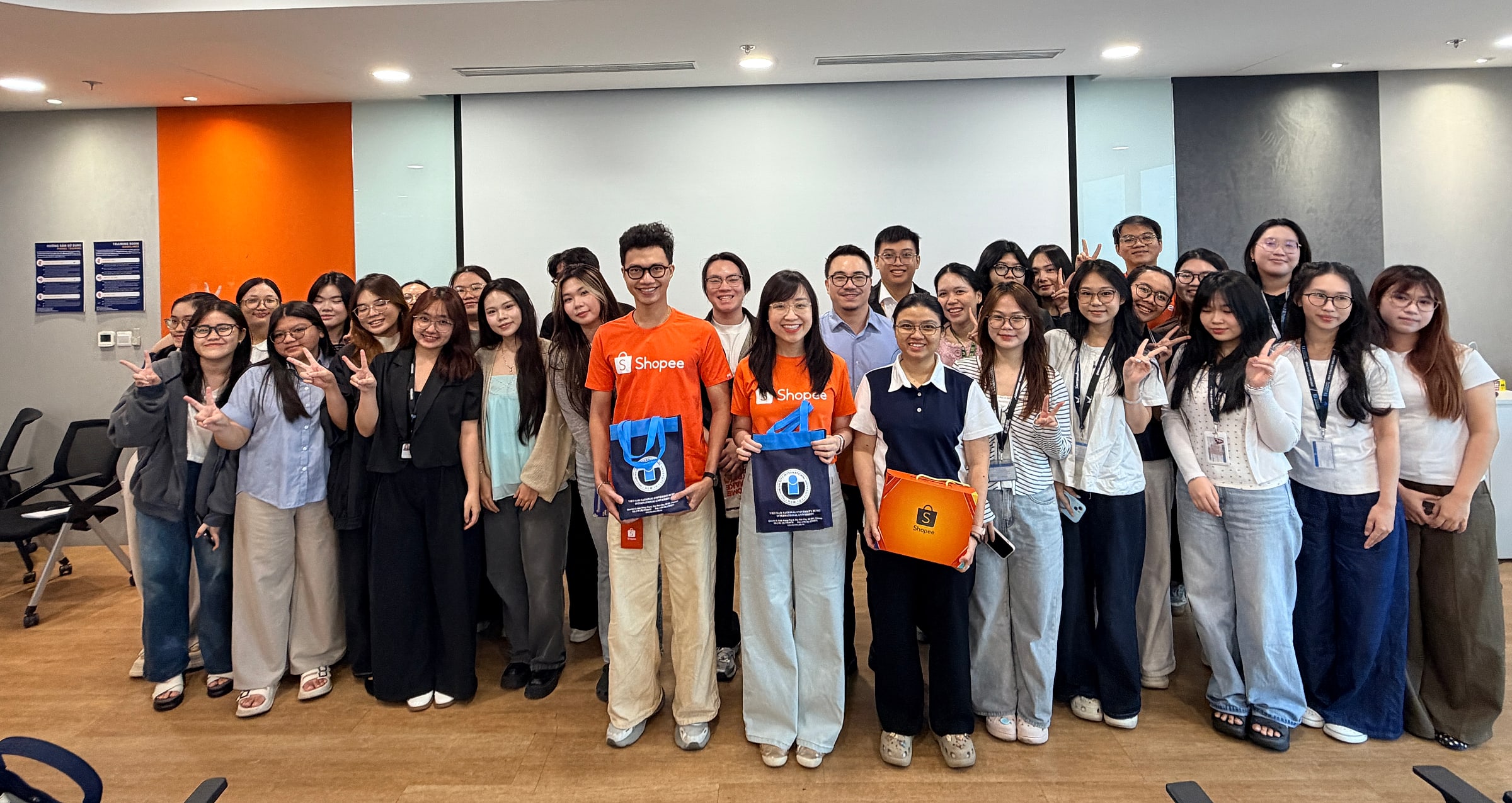 Sinh viên IU chụp hình chung cùng nhân sự Shopee tại văn phòng Shopee Việt Nam