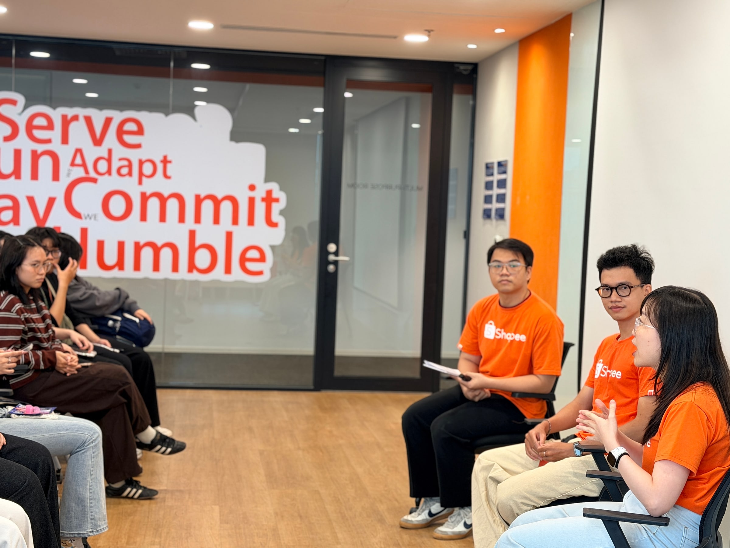 Nhân sự Shopee trả lời câu hỏi của sinh viên trong phần hỏi đáp