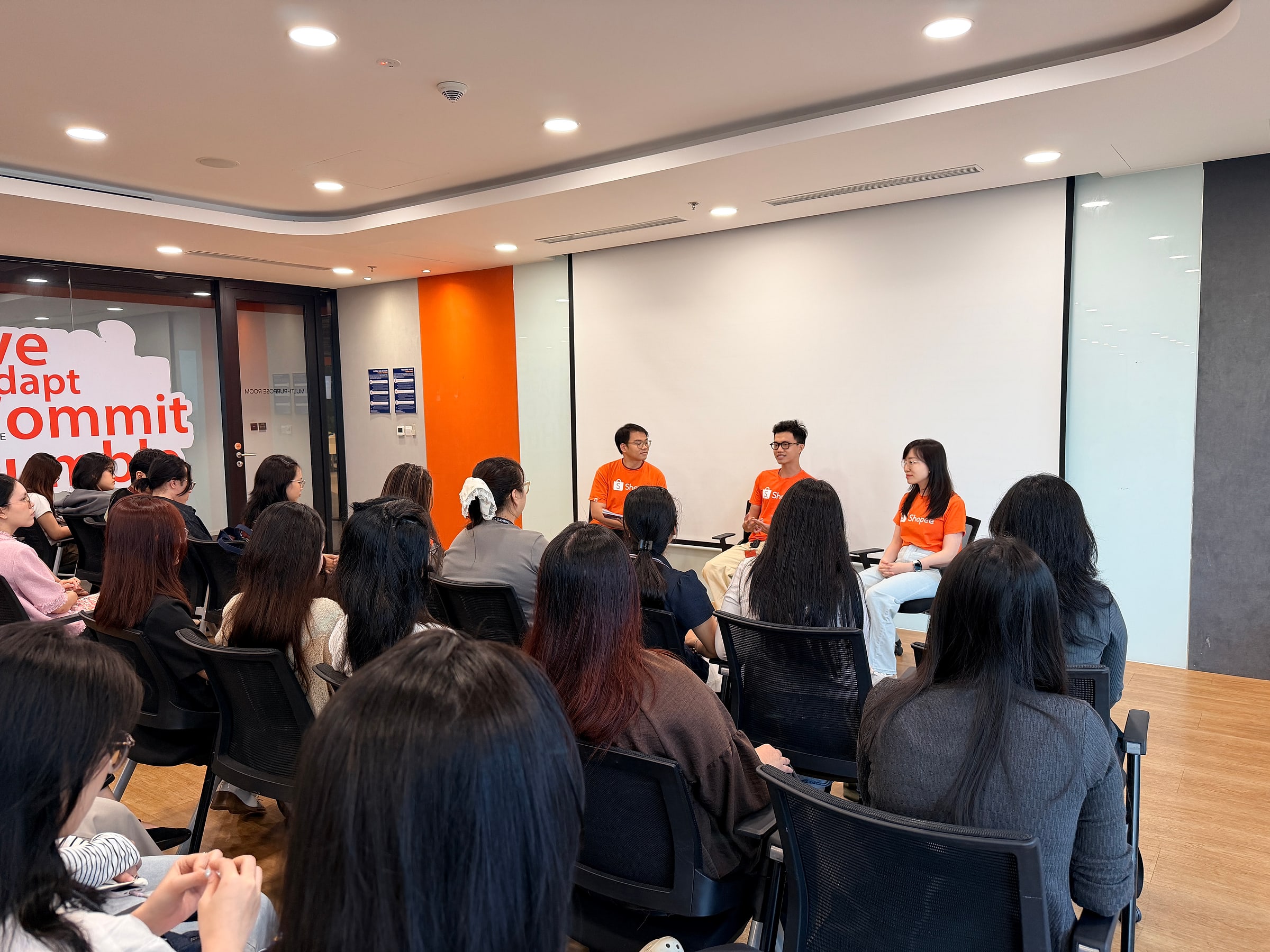 Toàn cảnh phòng giao lưu tại văn phòng Shopee, sinh viên ngồi kín các hàng ghế