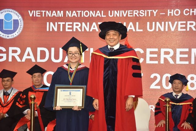 Tấm bằng IU qua 6 năm số liệu: Tỷ lệ việc làm sinh viên IU luôn bám sát và vượt chuẩn kiểm định quốc tế