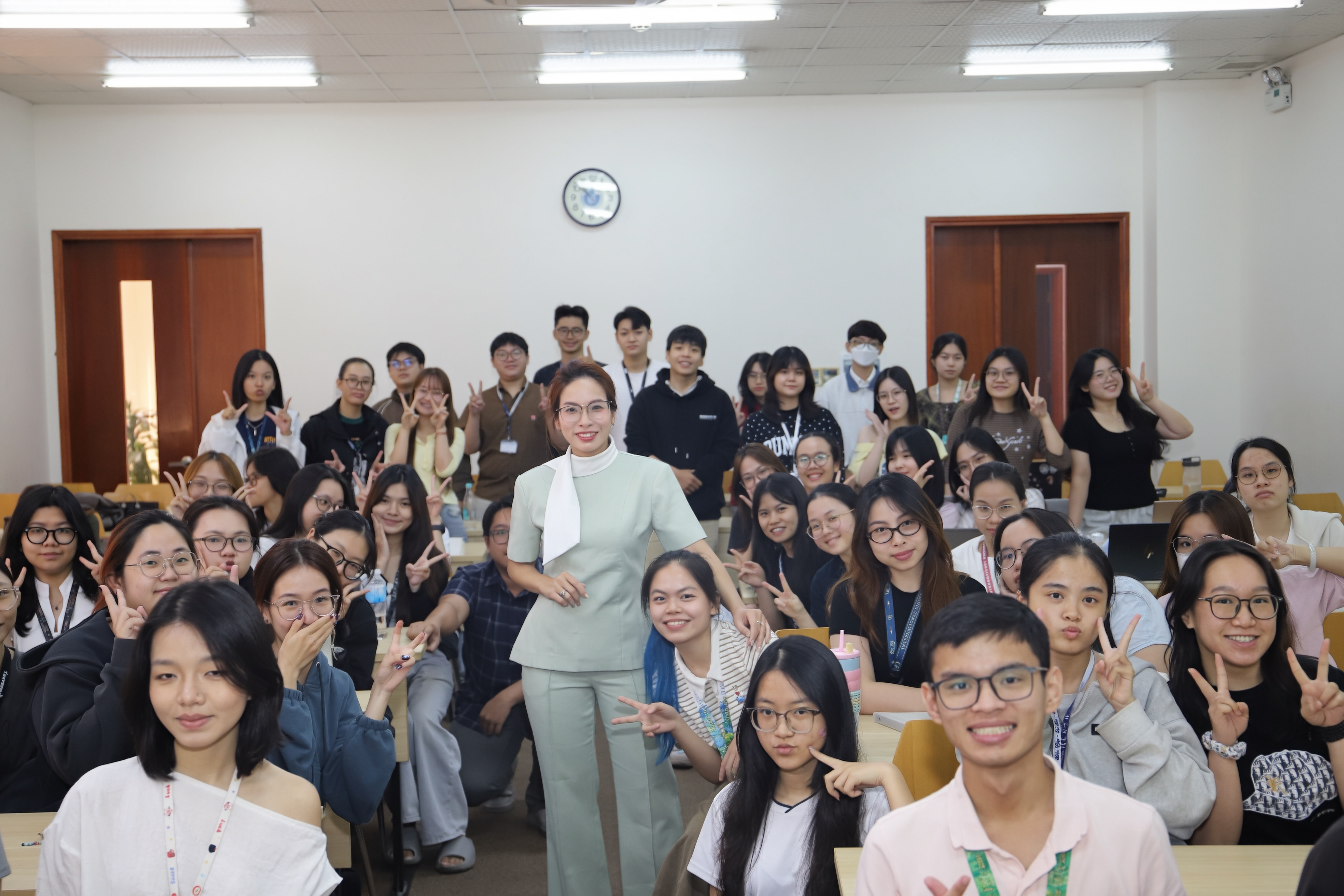 Ảnh chụp gần An Nguyễn cùng sinh viên lớp BA275IU cuối buổi workshop