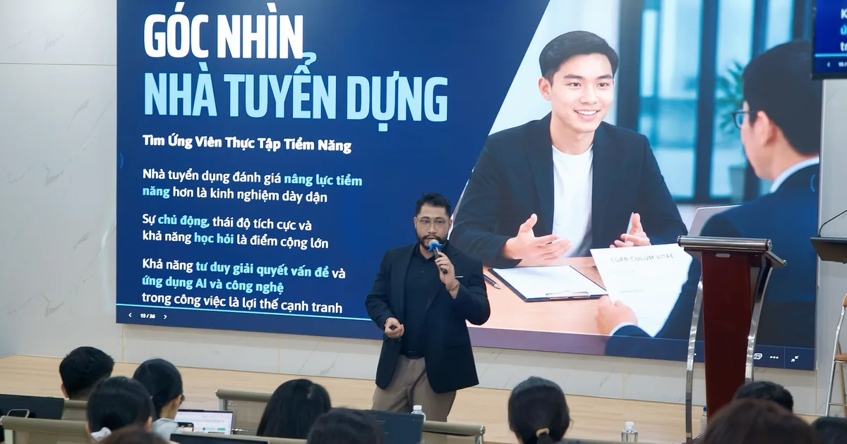 Cựu sinh viên về trường đứng lớp workshop “Từ sinh viên đến ứng viên nổi bật thời AI”